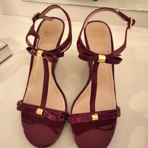 🌟NWOT Red Vince Camuto Patent Leather Strappy Wedge Sandals With Bow Size 9 🌟